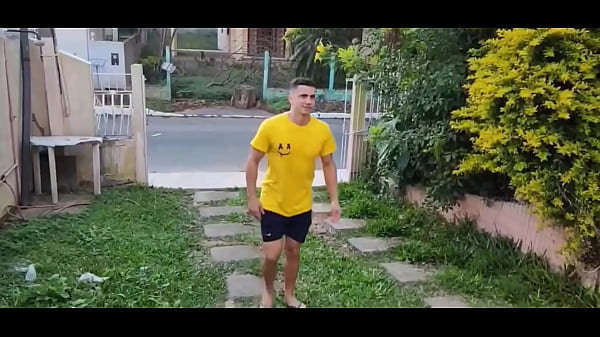 Dei escondido para o amigo do meu marido enquanto ele cortava grama! – Free HD MILF Porn